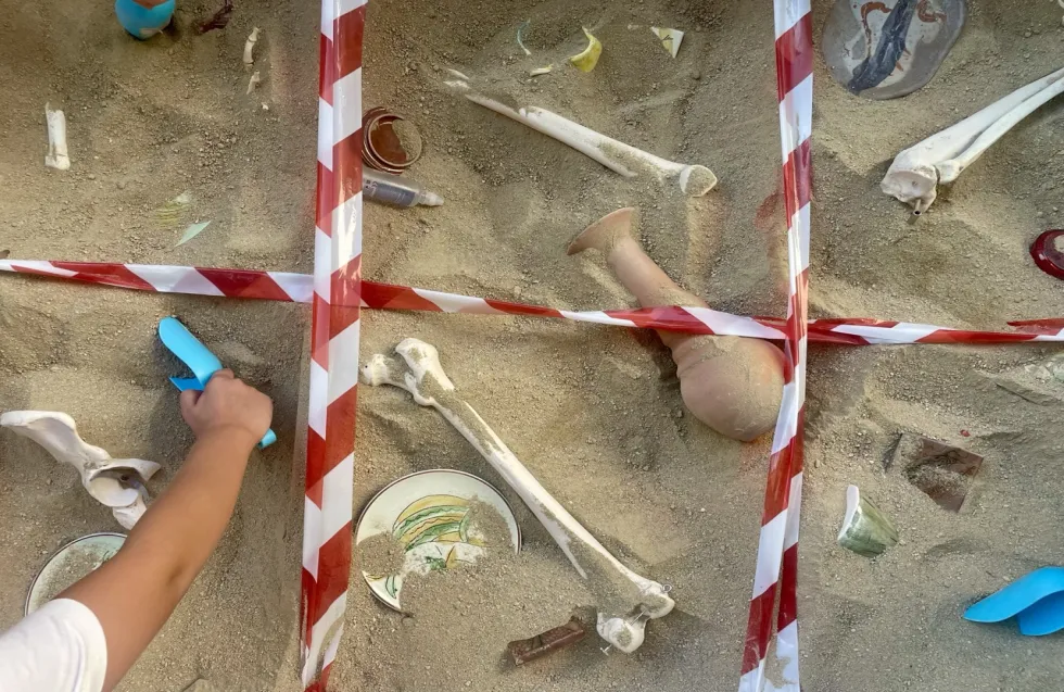Τα παιδιά σε ρόλο αρχαιολόγου στην οικία του ΜακΦάντεν στην Επισκοπή
