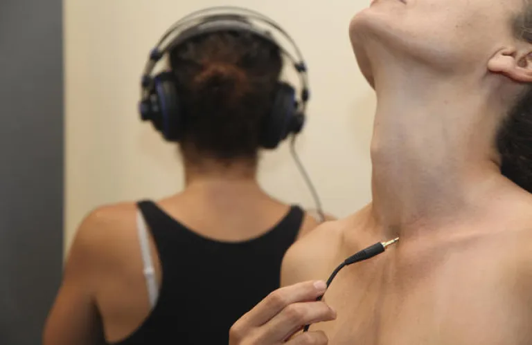 BODY UNMUTED | Μία ηχητική περφόμανς της Λίας Χαράκη στο φεστιβάλ Beyond DisDance