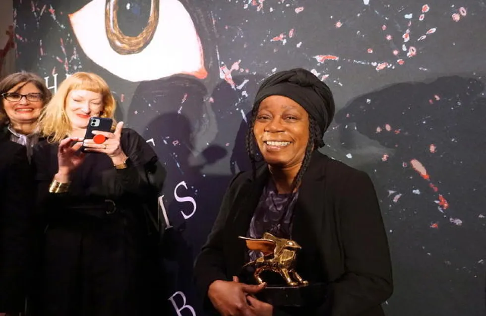 Σόνια Μπόις: Η μαύρη εικαστικός που τιμήθηκε με τον Χρυσό Λέοντα στην Μπιενάλε της Βενετίας