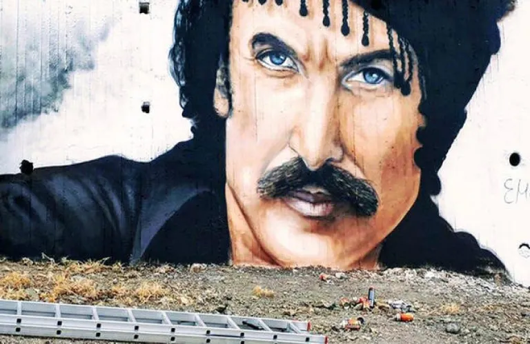 Ο Ξυλούρης της Ειρήνης και της Μουσικής «καλωσορίζει» τους επισκέπτες των Ανωγείων