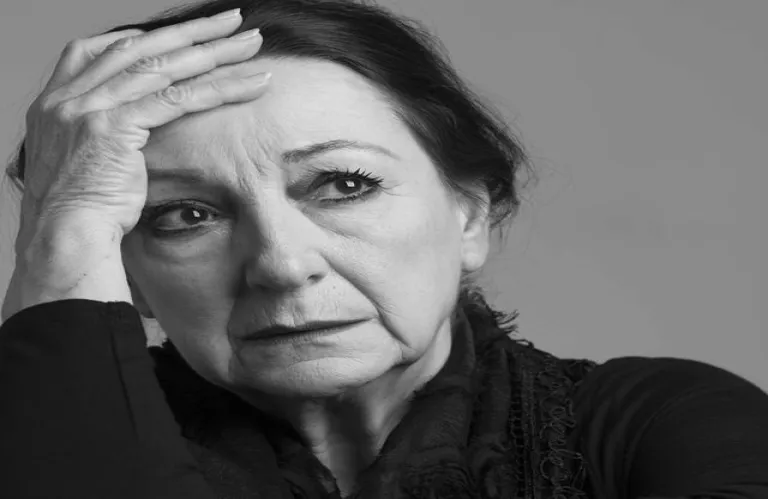 Η Αννίτα Σαντοριναίου στη σκηνή ως η Ευτυχία Παπαγιαννοπούλου