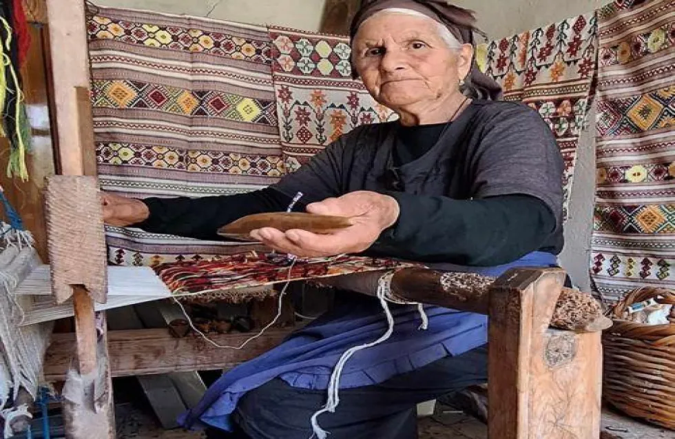 Οι υφάντρες της Φύτης μιλούν για τα πλουμιστά της βούφας