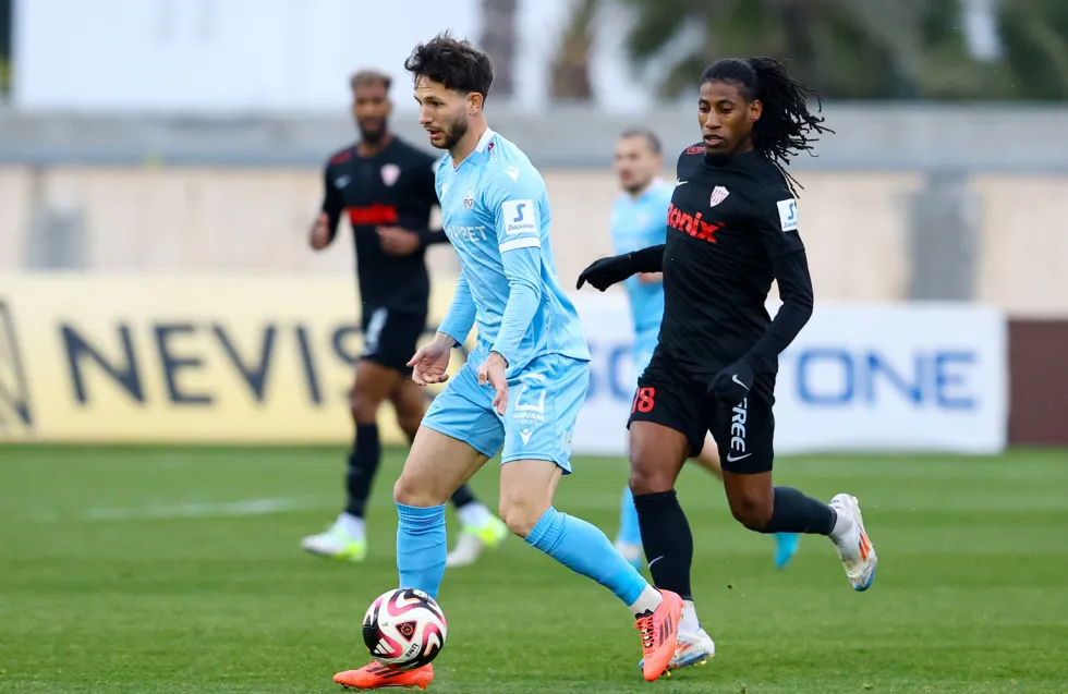 Γερά στο κόλπο της παραμονής η Ένωση, σφίγγει ο κλοιός για τη Νέα Σαλαμίνα