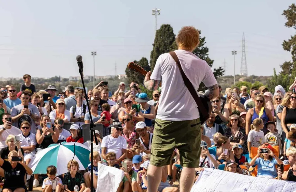 Ed Sheeran: Τραγούδησε στις Βρετανικές Βάσεις στη Δεκέλεια μετά το «Mathematics Tour» (φώτος)
