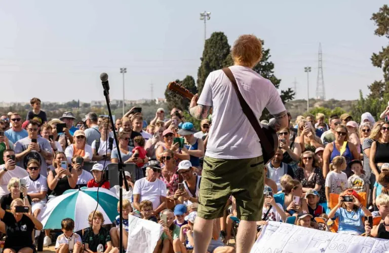 Ed Sheeran: Τραγούδησε στις Βρετανικές Βάσεις στη Δεκέλεια μετά το «Mathematics Tour» (φώτος)