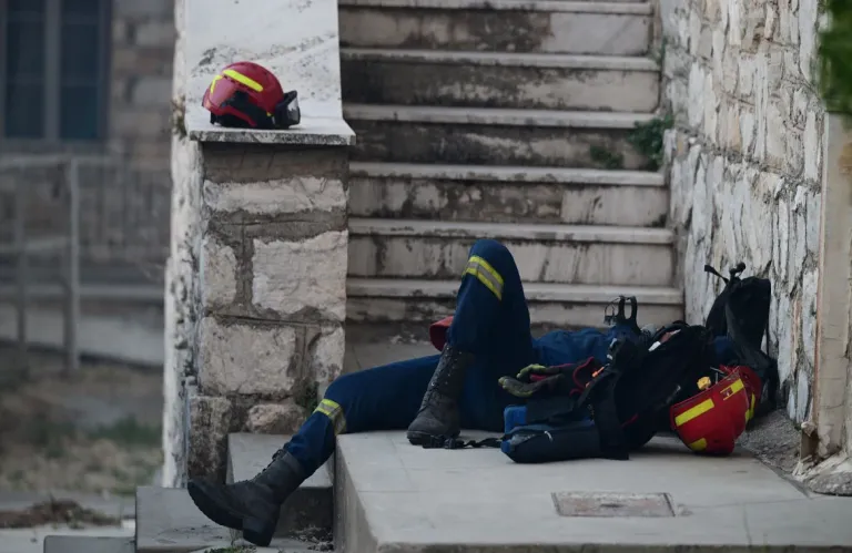 Η συγκλονιστική φωτογραφία του εξαντλημένου πυροσβέστη στην Ελλάδα 