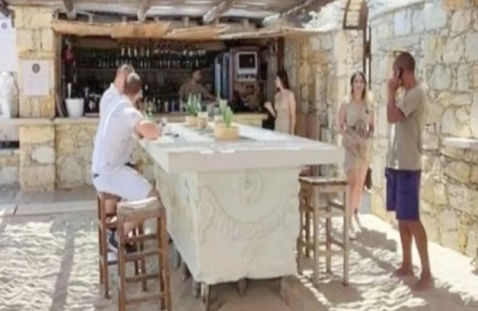 Beach Bar χρησιμοποιούσε ως τραπέζι… μία ρωμαϊκή σαρκοφάγο