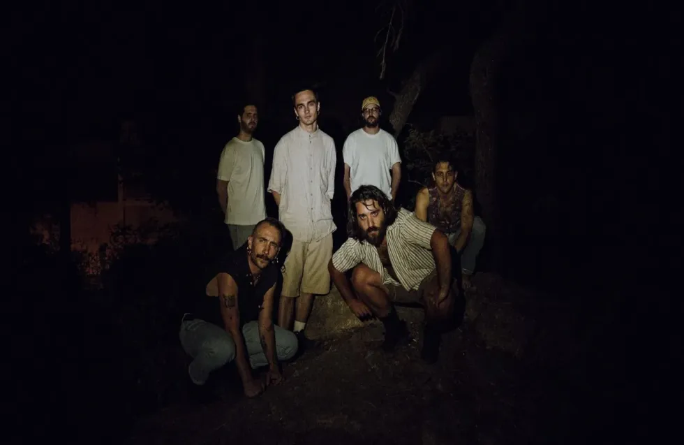 LUNGS | Έξι νέοι άνθρωποι αγκαλιάζουν τις ορμές τους μέσω ενός αλλόκοτου ήχου