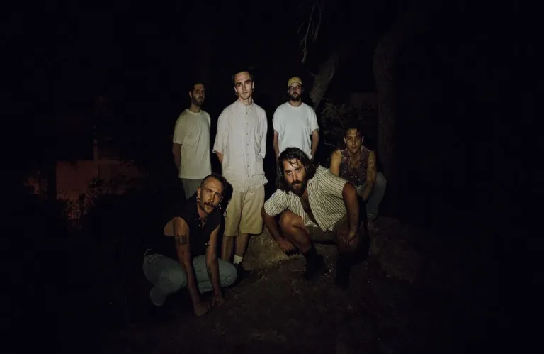LUNGS | Έξι νέοι άνθρωποι αγκαλιάζουν τις ορμές τους μέσω ενός αλλόκοτου ήχου