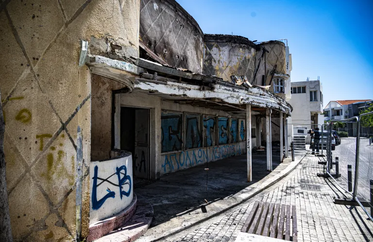 Τα όμορφα κτήρια άσχημα καίγονται
