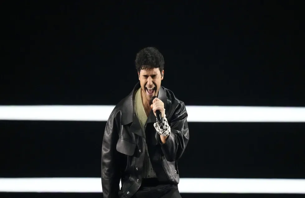 Eurovision 2024 | Ο Σουηδός τραγουδιστής ανέβηκε στη σκηνή με παλαιστινιακή καφίγια - Πώς αντέδρασε η EBU