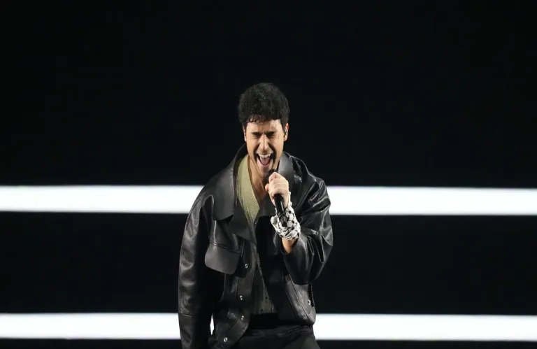 Eurovision 2024 | Ο Σουηδός τραγουδιστής ανέβηκε στη σκηνή με παλαιστινιακή καφίγια - Πώς αντέδρασε η EBU