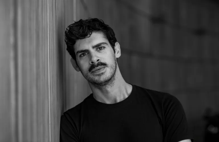 Στέφανος Δρουσιώτης | Επί σκηνής ενορχήστρωση ερωτημάτων και παιδικής εμπειρίας 