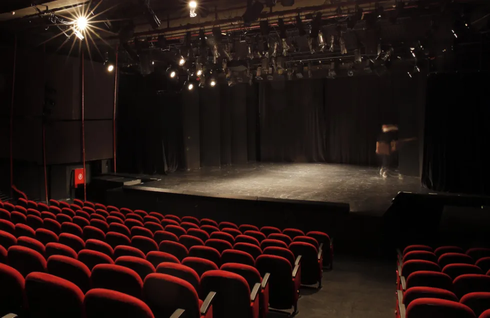 Versus προς Κυβέρνηση: «Αβεβαιότητα και ανεργία στο θέατρο, αναλάβετε δράση»