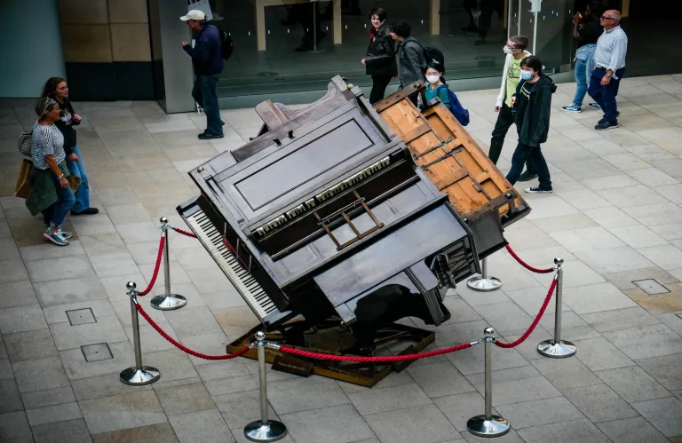 «The Piano Cube» και «Floating Pianos» δωρεά στο Πανεπιστήμιο Κύπρου