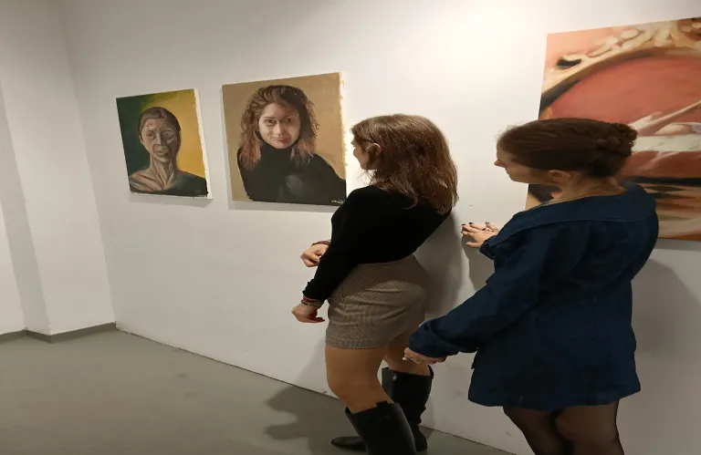 Οι δίδυμες εικαστικοί που ενώνουν την πληροφορική, τη ζωγραφική και τα οικονομικά
